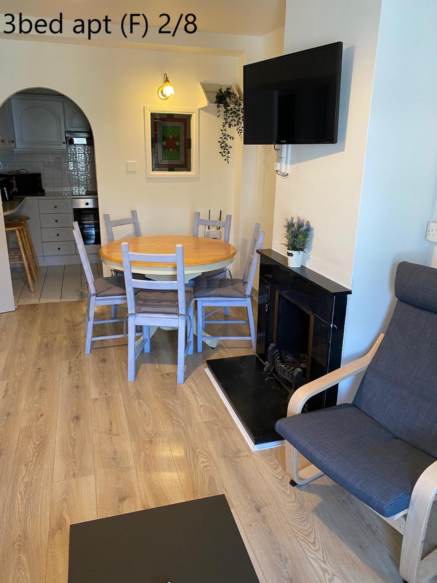 Crescent Close Galway Room photo